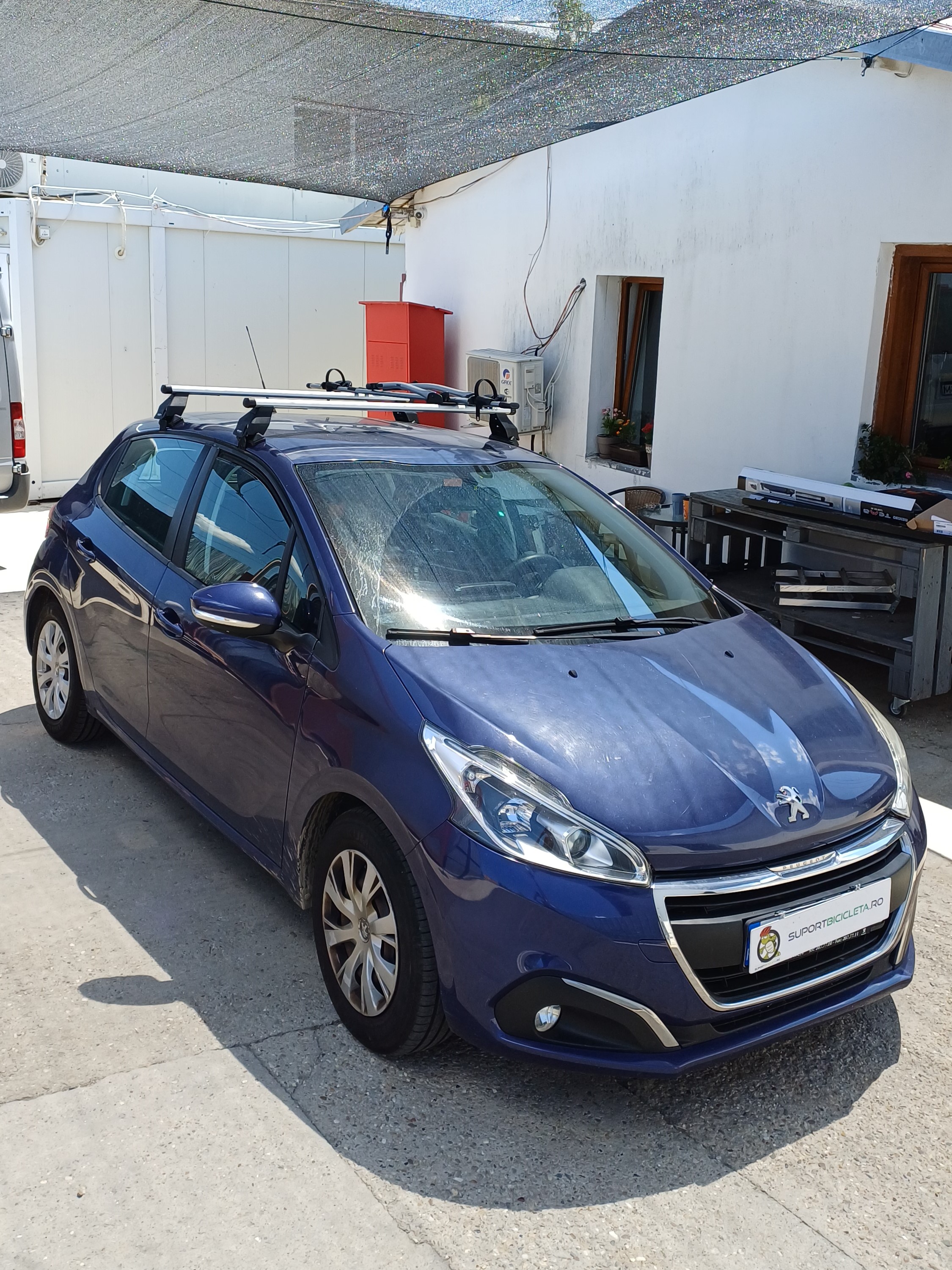 Peugeot 208 cu bare transversale Menabo Tema Aluminiu si suport bicicleta Thule Freeride 532