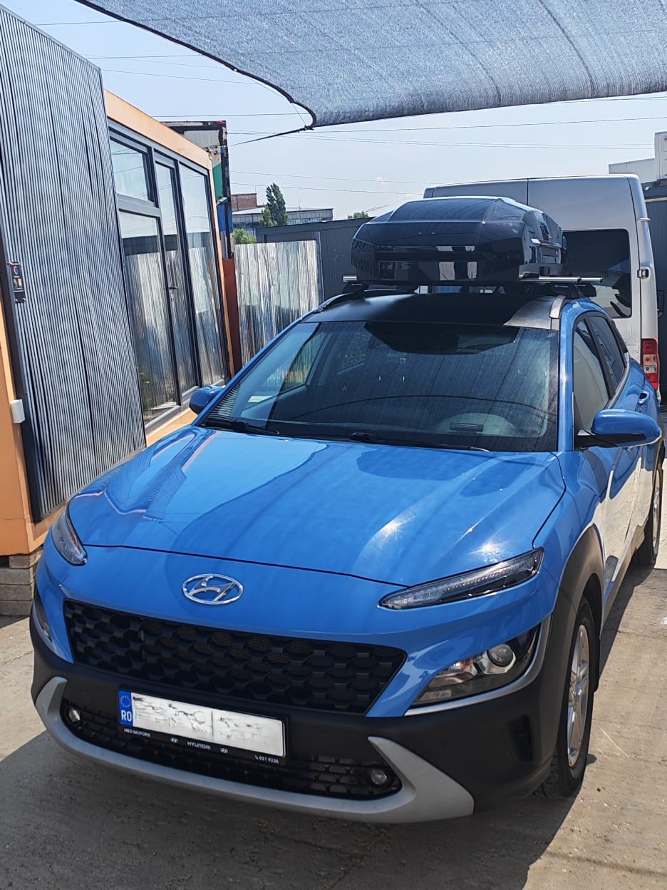 Hyundai Kona cu cutie Thule Motion 3 M Negru Lucios