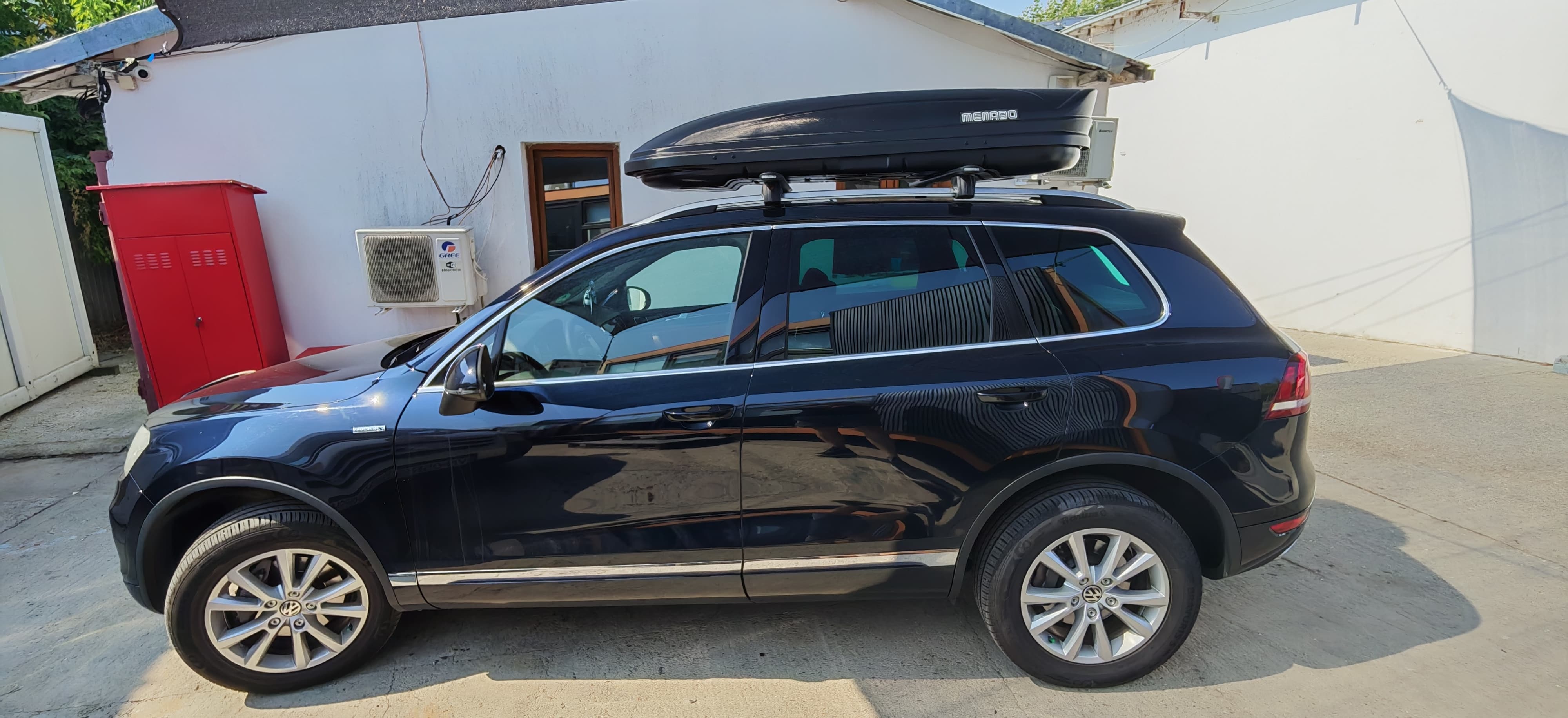 Volkswagen Touareg II cu bare transversale Menabo Fender Black XL si cutie portbagaj Menabo Marathon Dark 460 litri