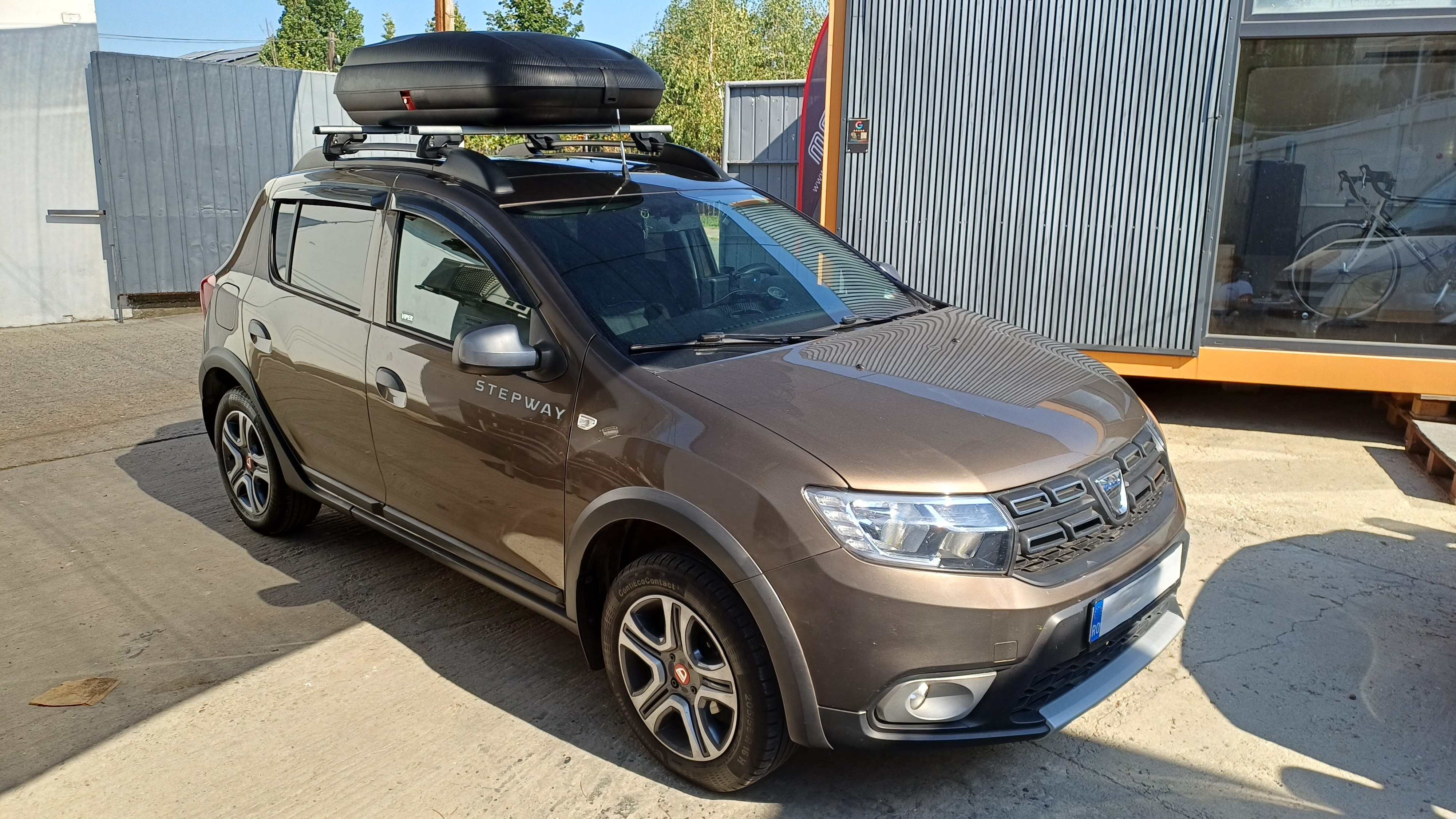 Dacia Sandero Stepway cu bare transversale Menabo Sherman Silver si cutie portbagaj Carbon Look 320L