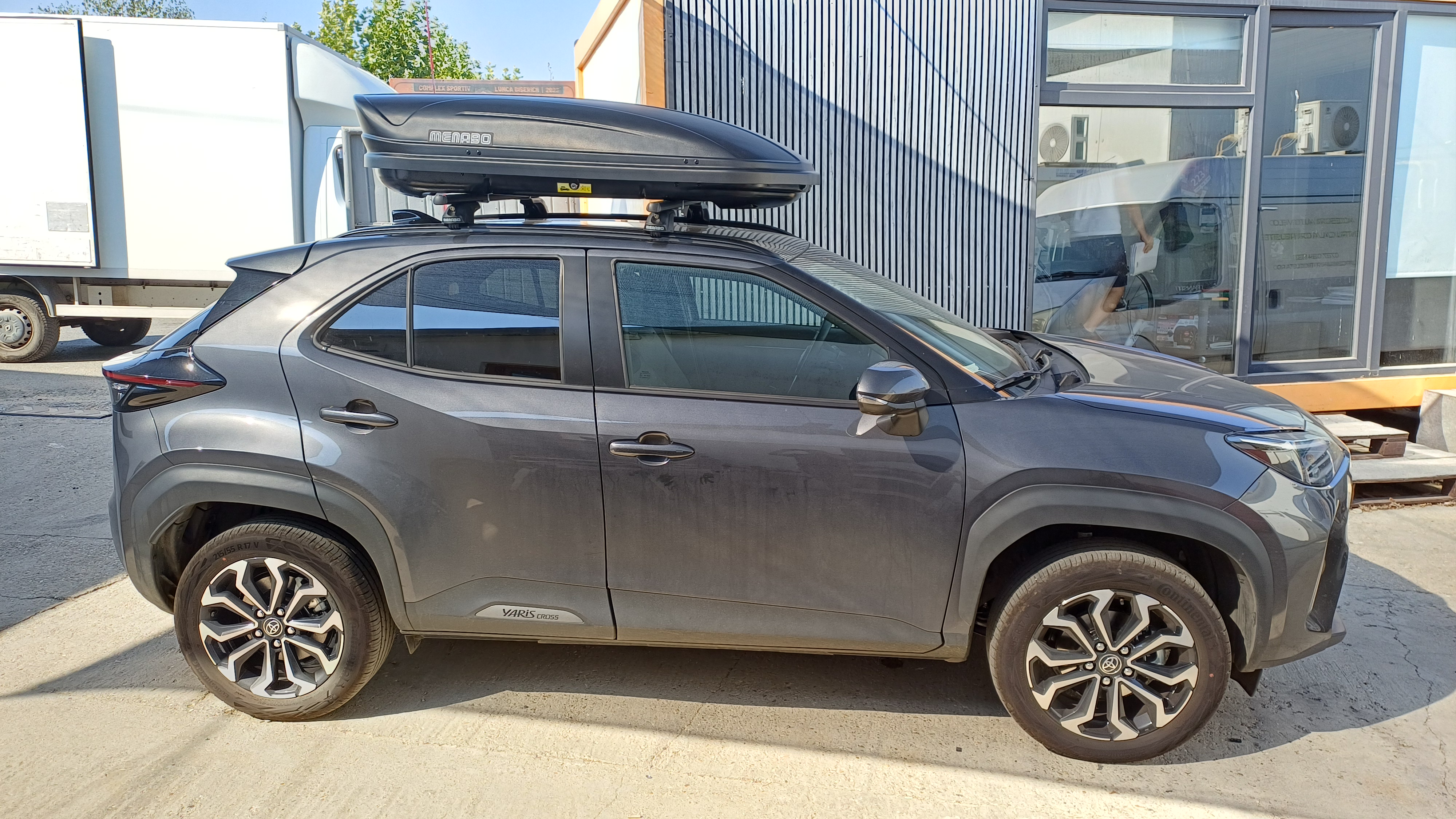 Toyota Yaris Cross cu bare transversale Menabo Ariem Black si cutie portbagaj Menabo Marathon Dark 400