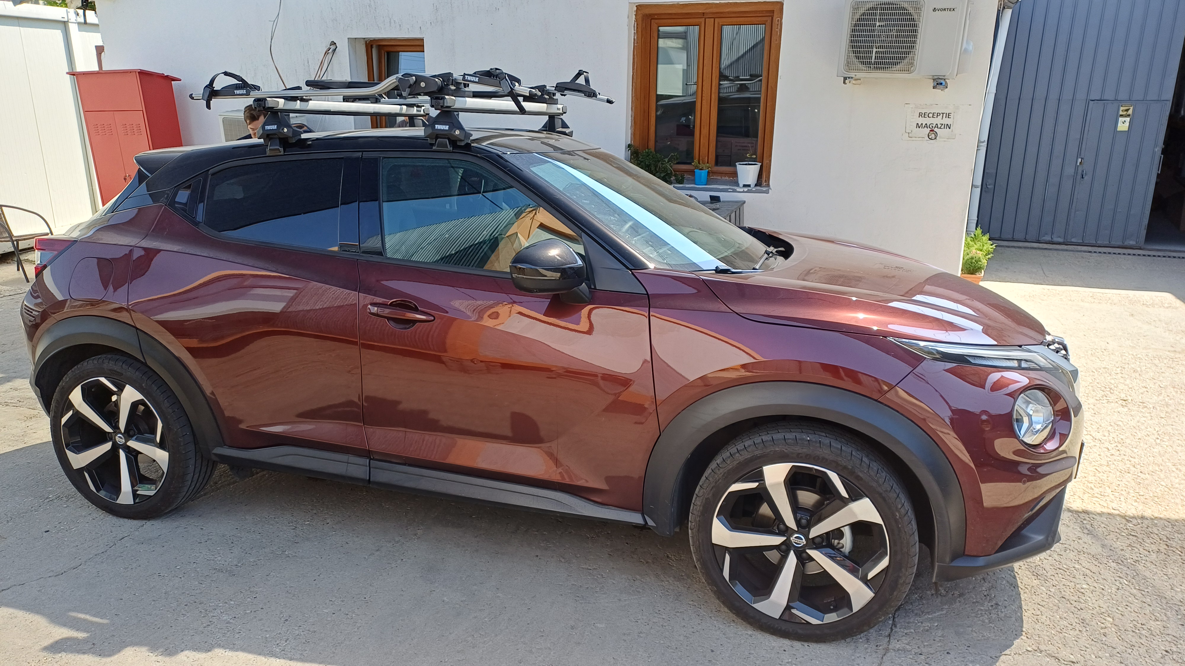 Nissan Juke cu bare transversale Thule SlideBar Clamp si suport bicicleta Thule ProRide 598 Silver
