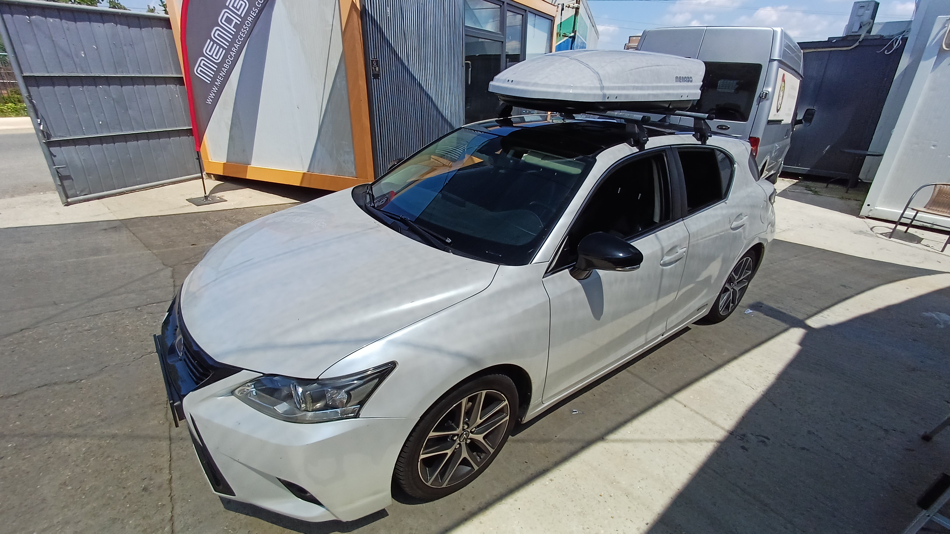 Lexus CT cu bare transversale Menabo Tema Aluminiu si cutie portbagaj Menabo Mania 400 ABS White