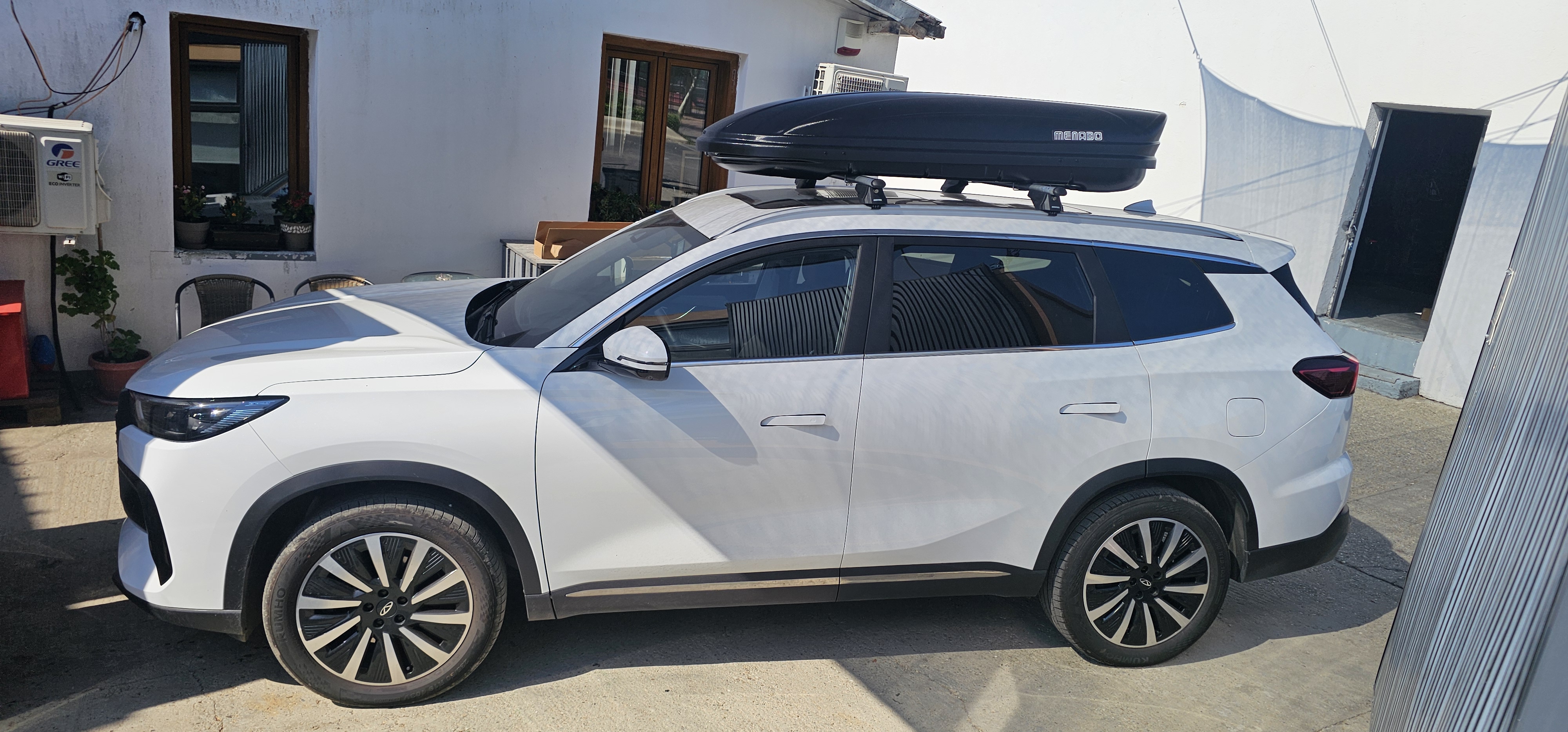 Chery Tiggo 8  cu bare transversale Menabo Tiger Silver si cutie portbagaj Menabo Marathon Dark 460