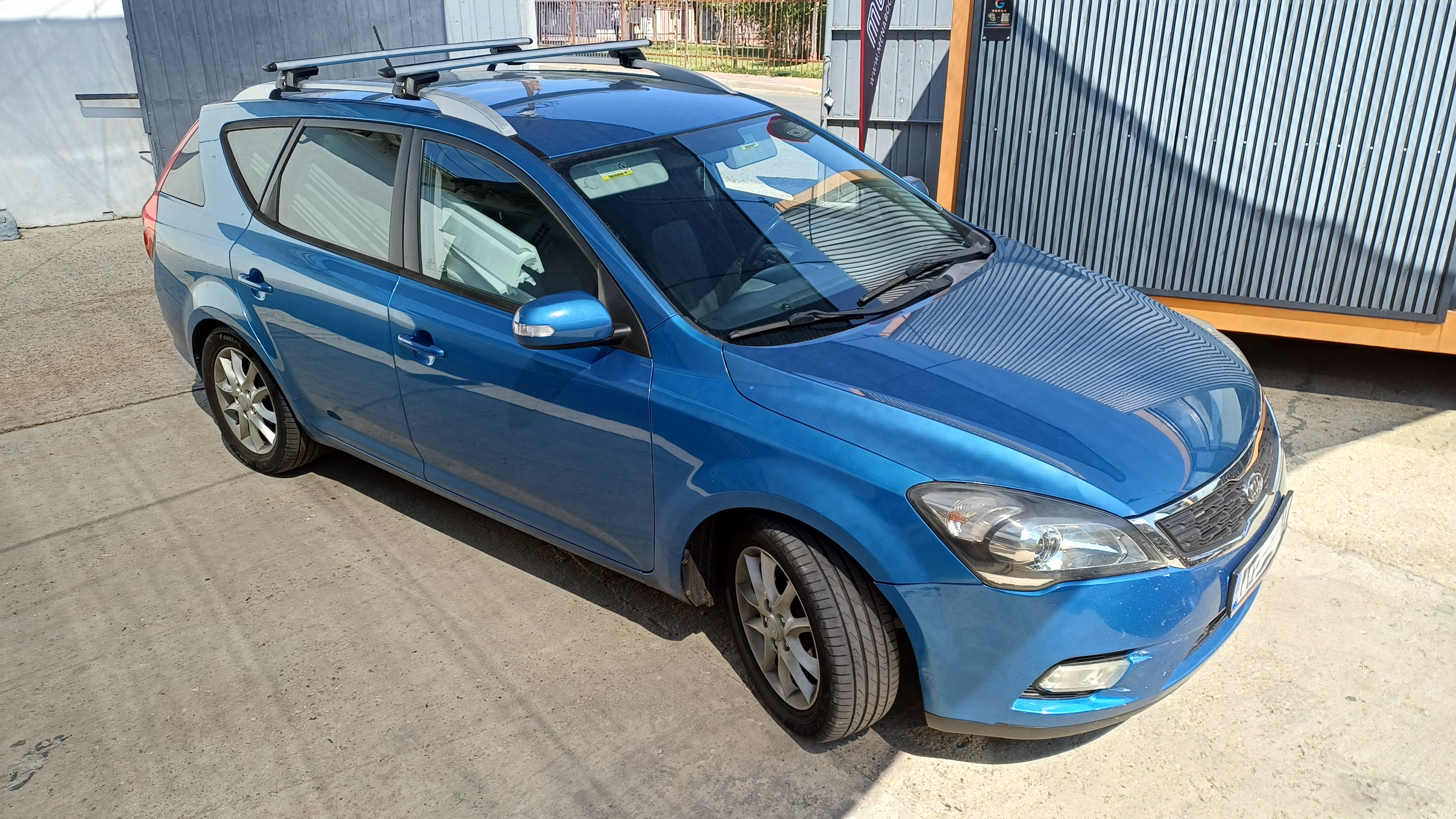 Kia Cee'D cu bare transversale Thule Evo Raised Silver