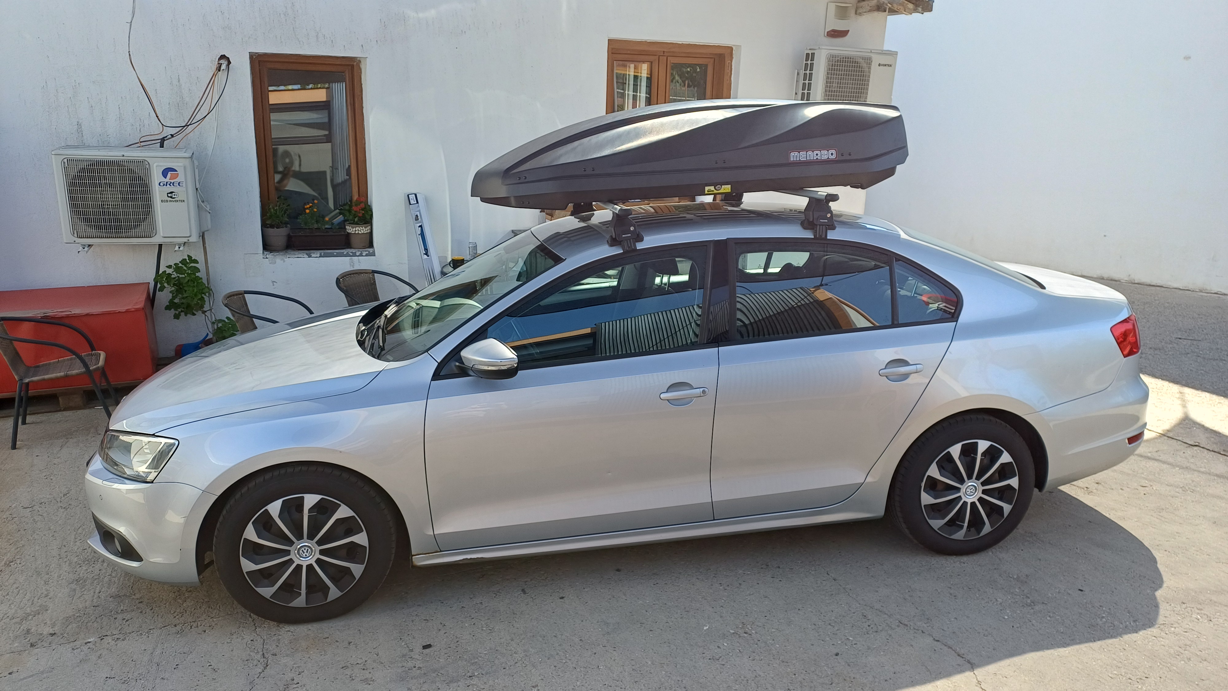 Volkswagen Jetta cu bare transversale Menabo Tema Aluminiu si cutie portbagaj Menabo Starla 500 DUO ABS Dark