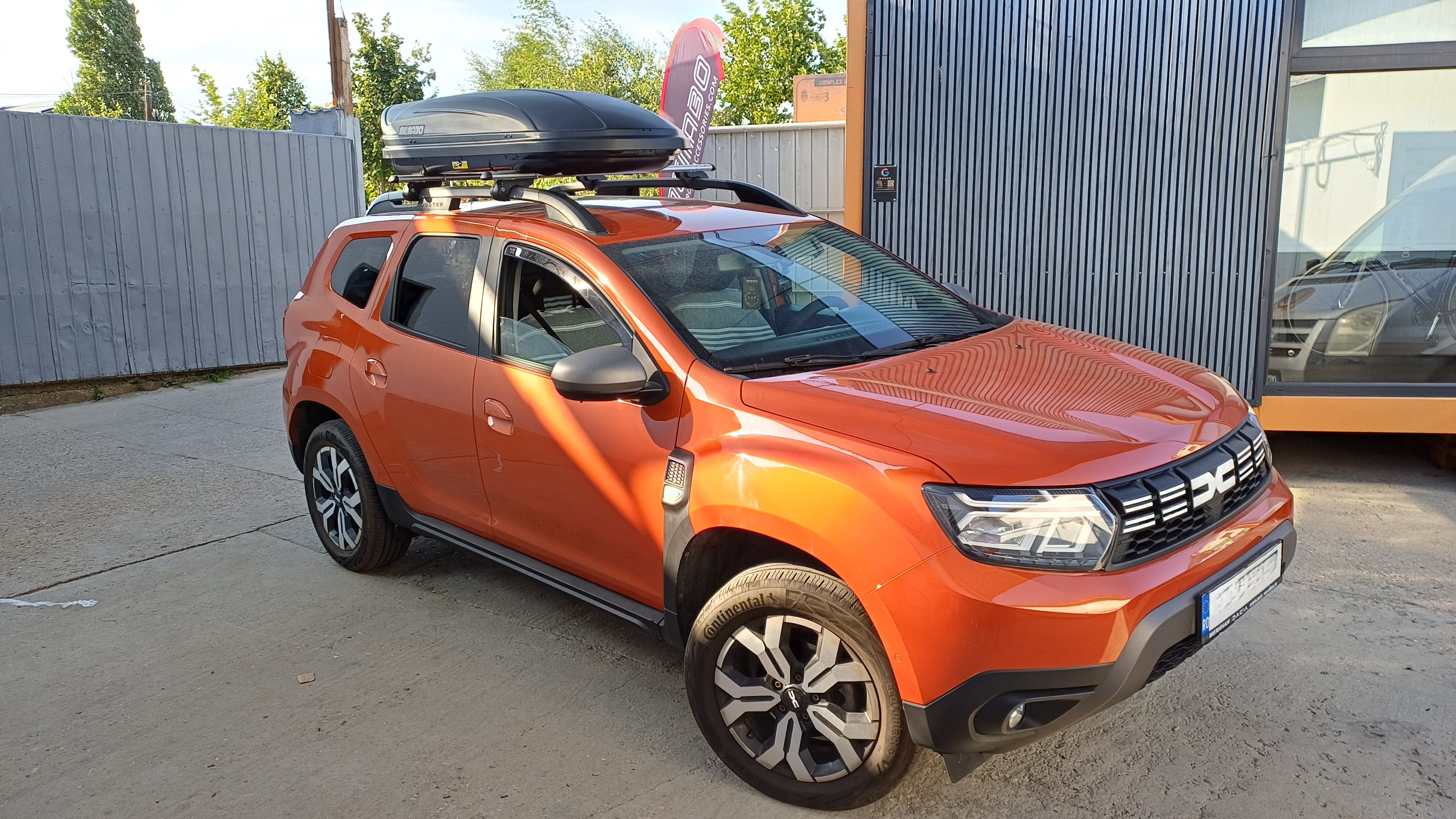Dacia Duster 2 Facelift cu bare transversale Menabo Brio si cutie portbagaj Menabo Marathon Dark 400