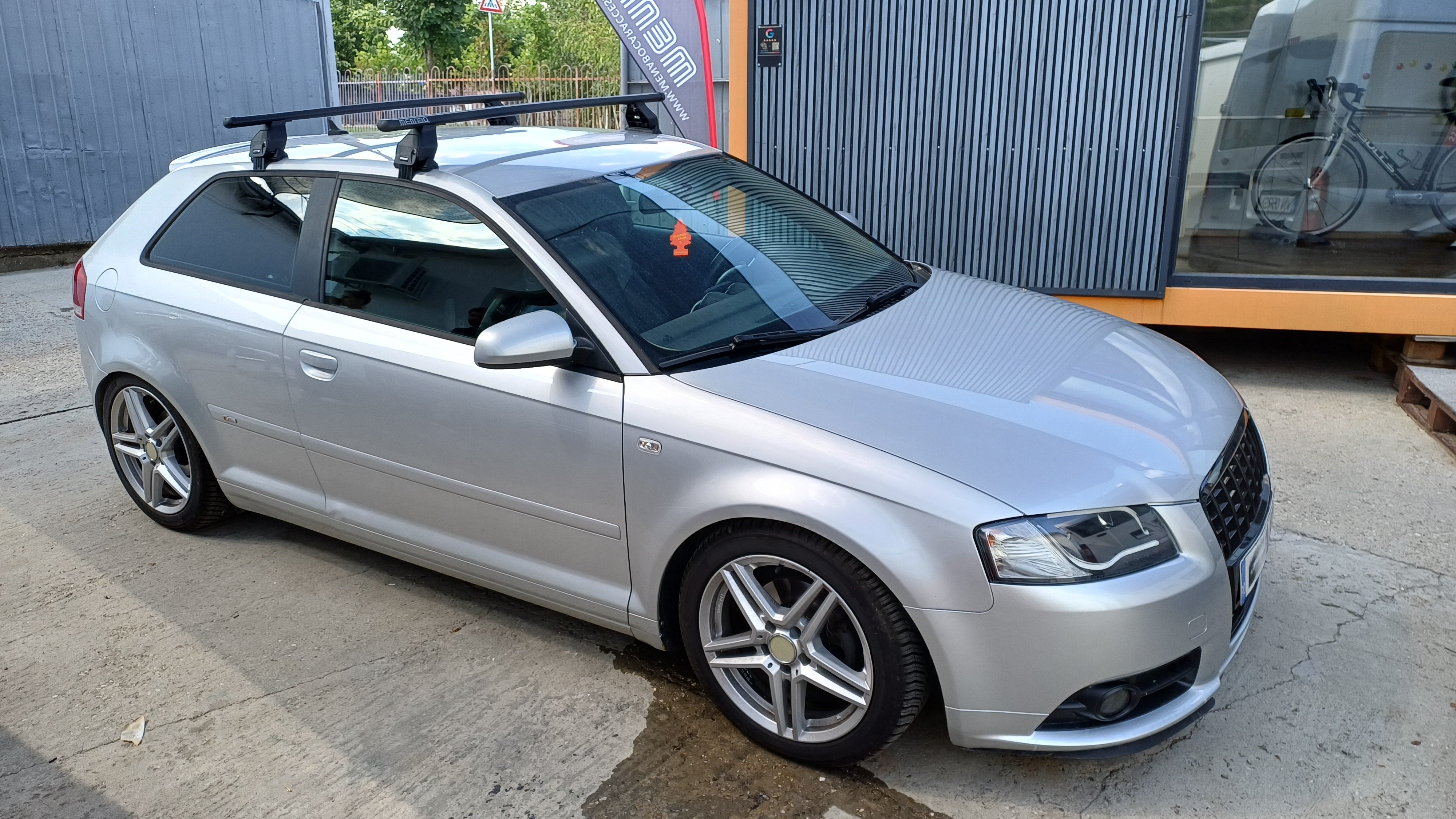 Audi A3 cu bare transversale Menabo Tema Otel