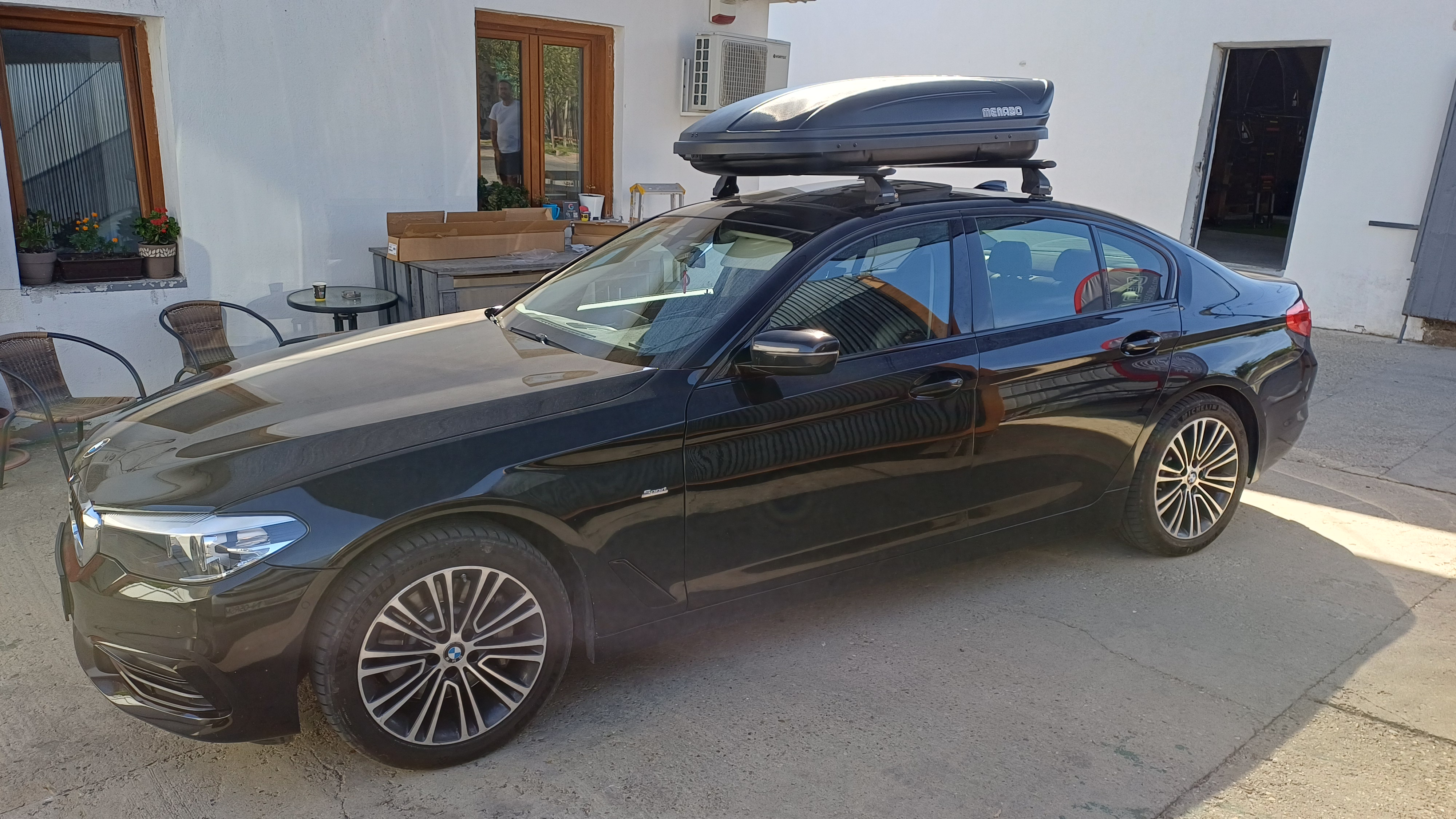 BMW Serie 5 cu bare transversale Menabo Omega Plus Black si cutie portbagaj Menabo Marathon Dark 400