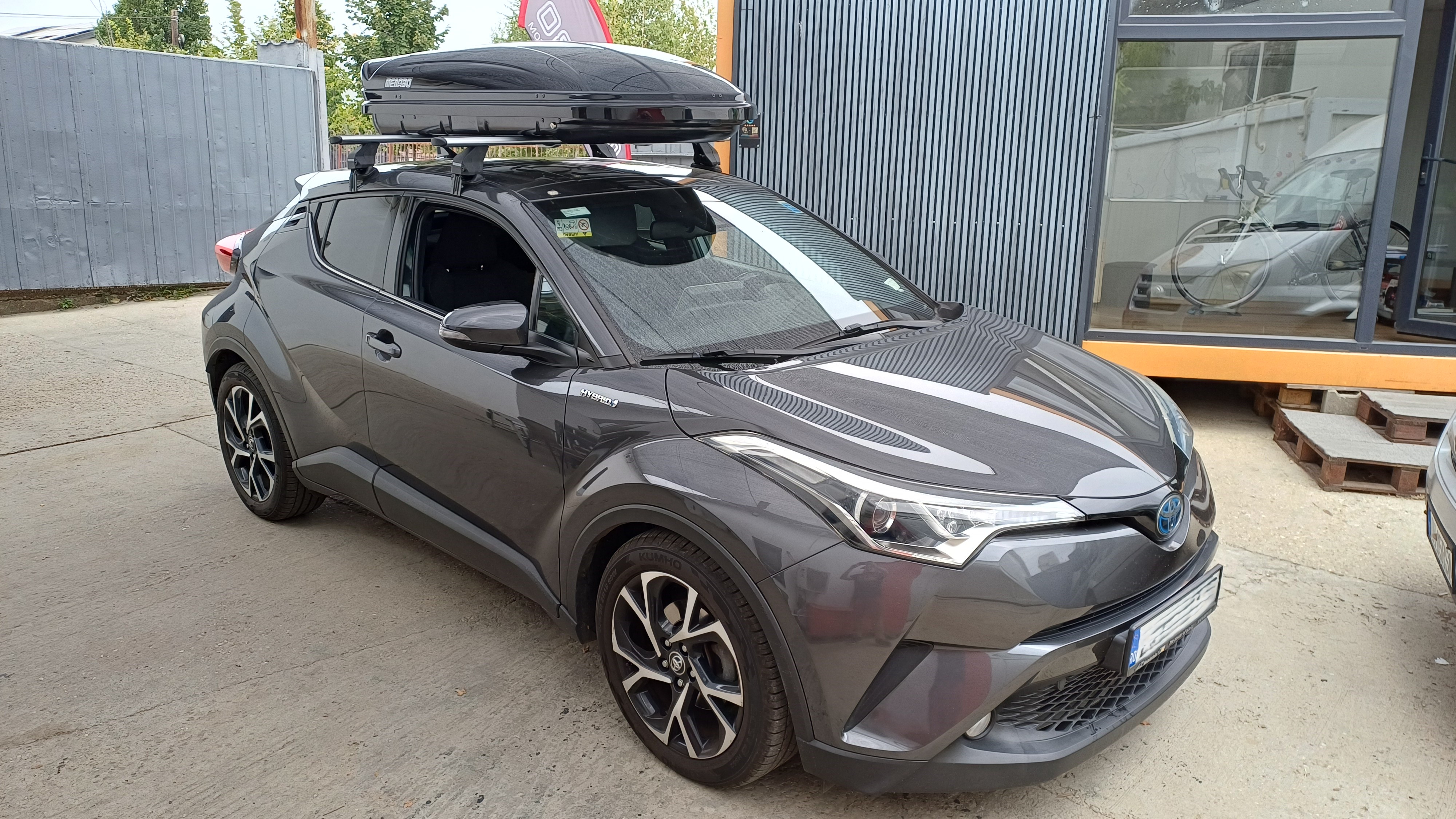 Toyota C-HR cu bare transversale Menabo Omega Plus Aluminiu si cutie portbagaj Menabo Mania 460 DUO ABS Black