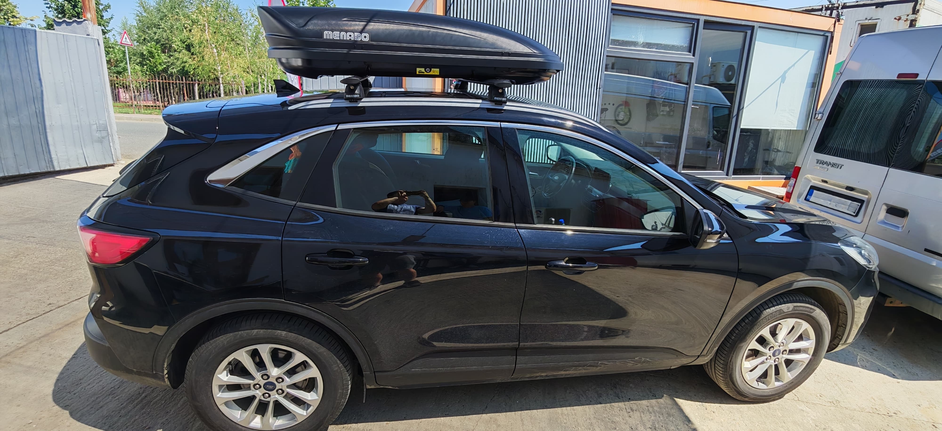Ford Kuga cu bare transversale Menabo Sonic Black XL si cutie portbagaj Menabo Marathon Dark 400