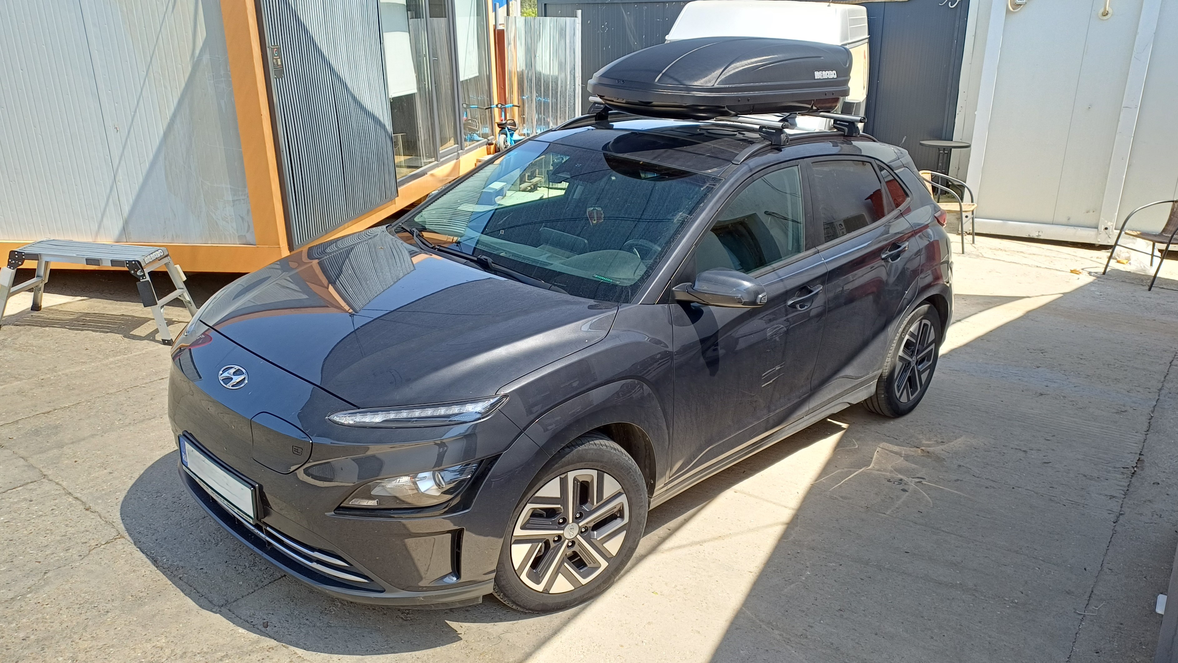 Hyundai Kona cu cutie portbagaj Menabo Marathon Dark 400