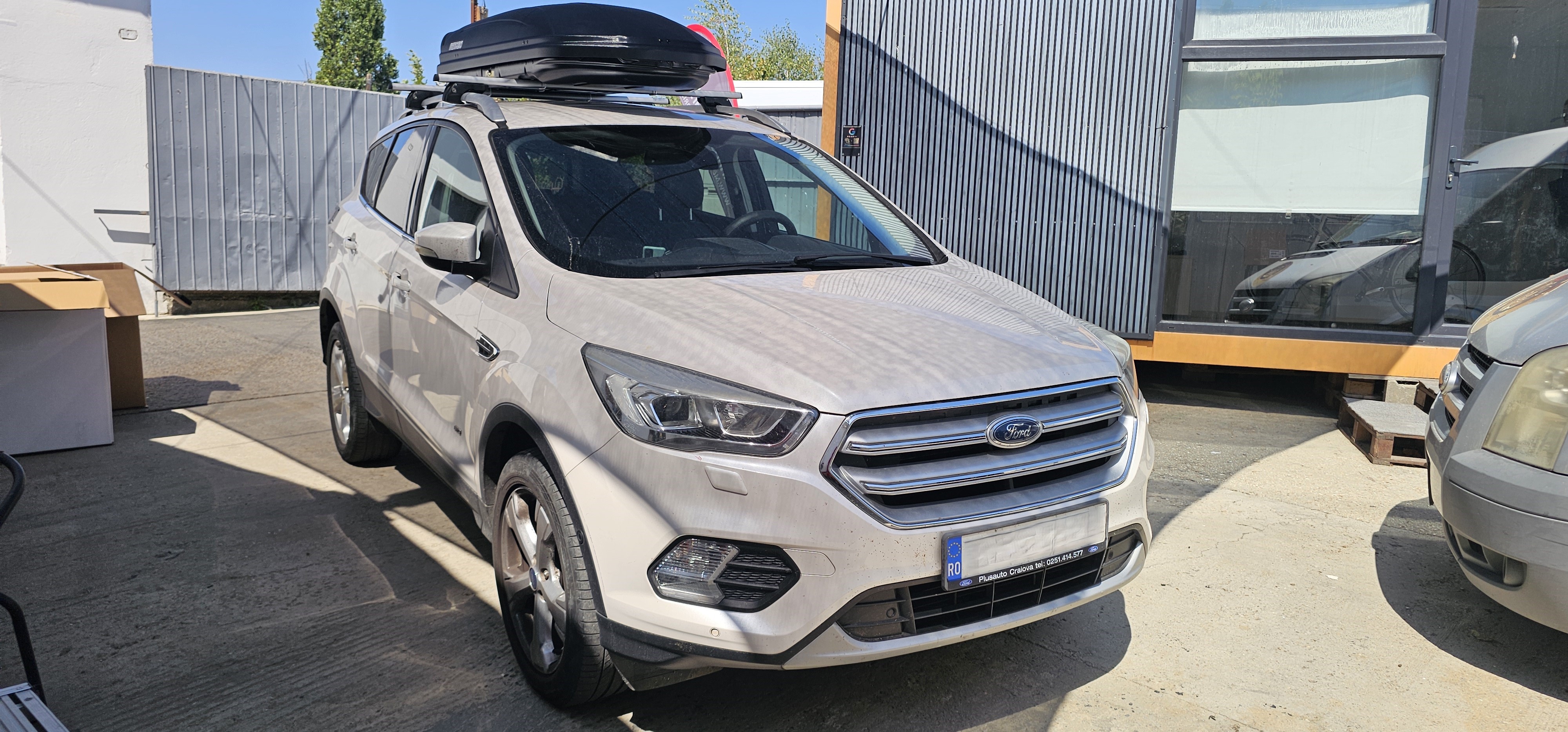 Ford Kuga cu are transversale Menabo Sherman Silver XL si cutie portbagaj Menabo Marathon Dark 460