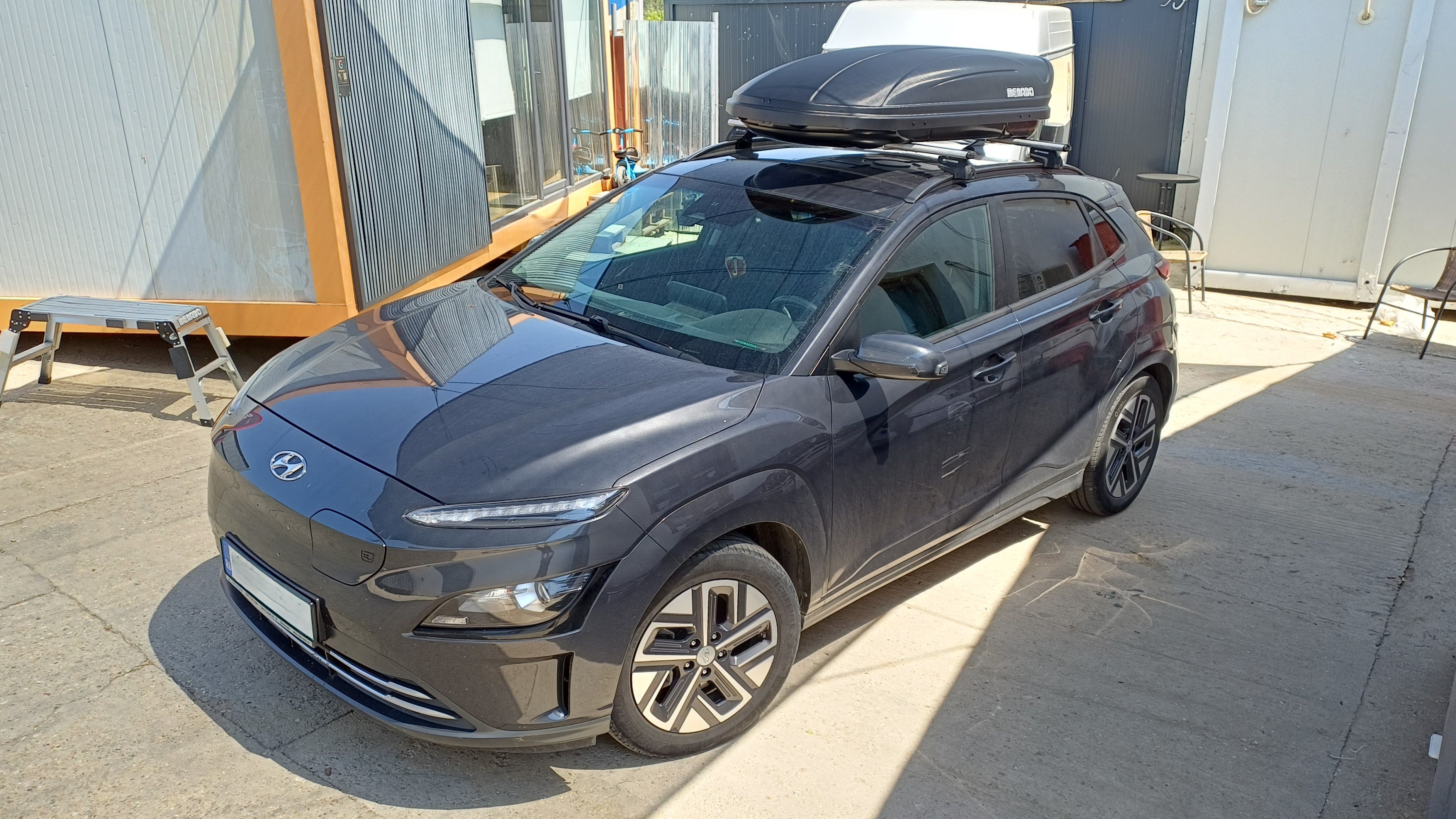 Hyundai Kona with a Menabo Marathon Dark 400 roof box
