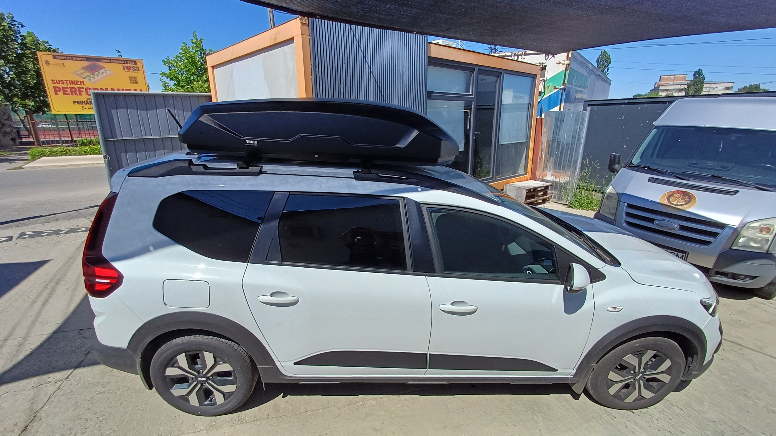 Dacia Jogger with a Thule Pulse 2 L Matt Black roof box