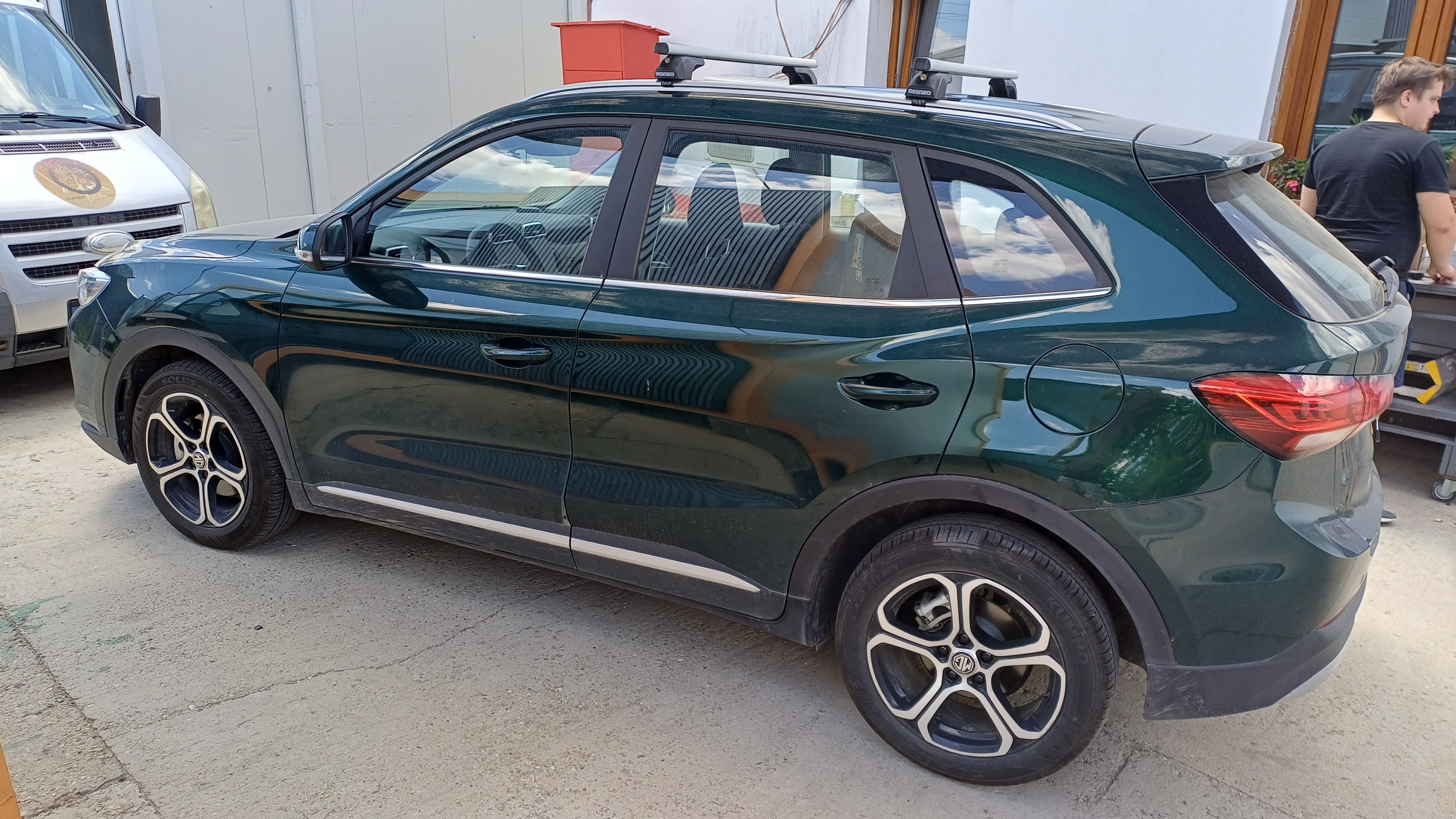 MG ZS with Menabo Ariem Silver roof bars
