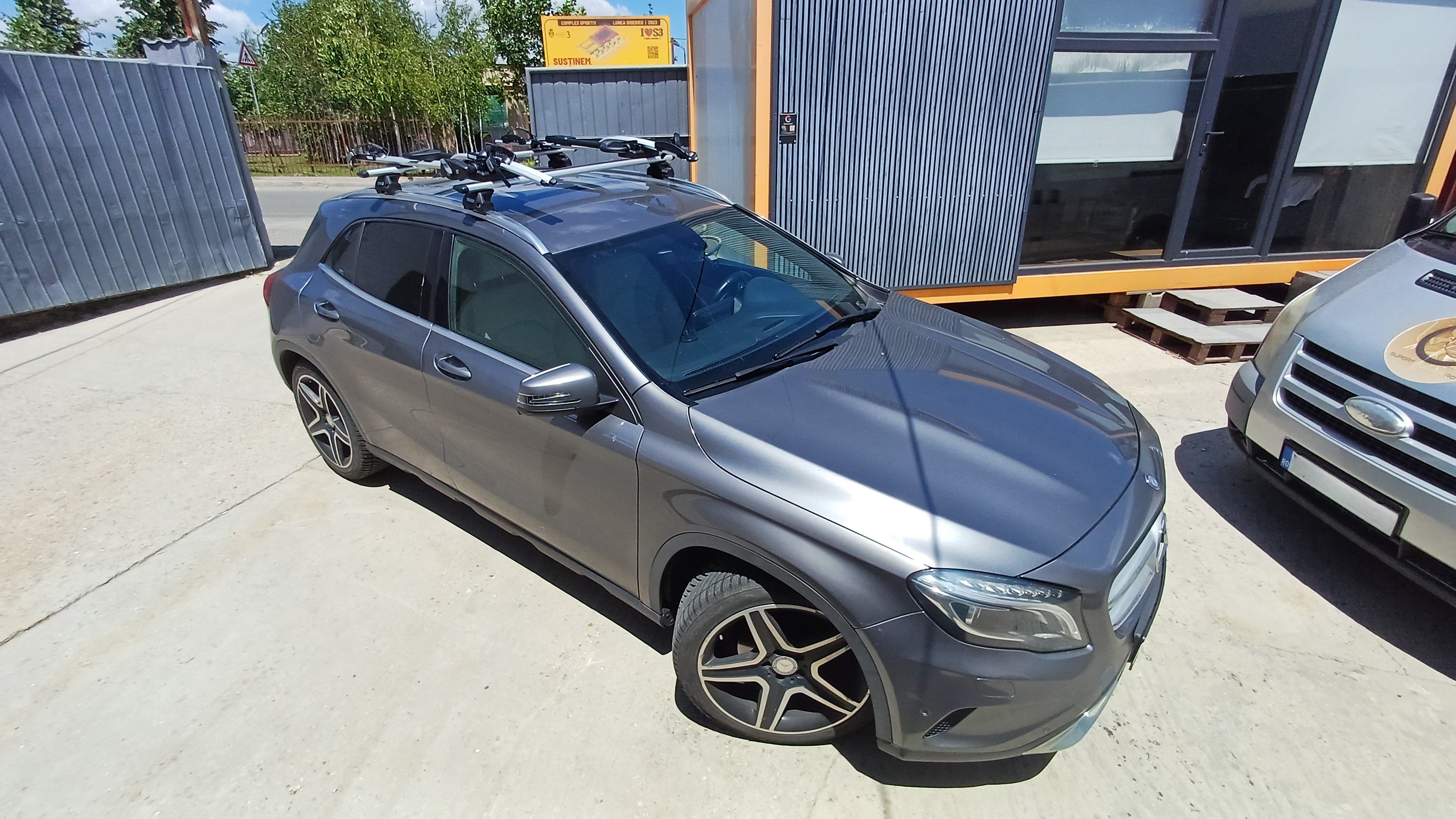 Mercedes GLA with Thule Evo Flush Silver roof bars and Thule ProRide 598 Silver bike racks