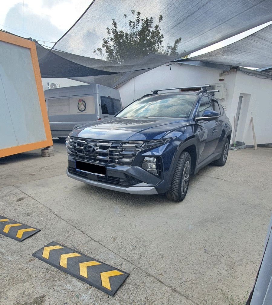 Hyundai Tucson with Thule Evo Clamp Silver roof bars