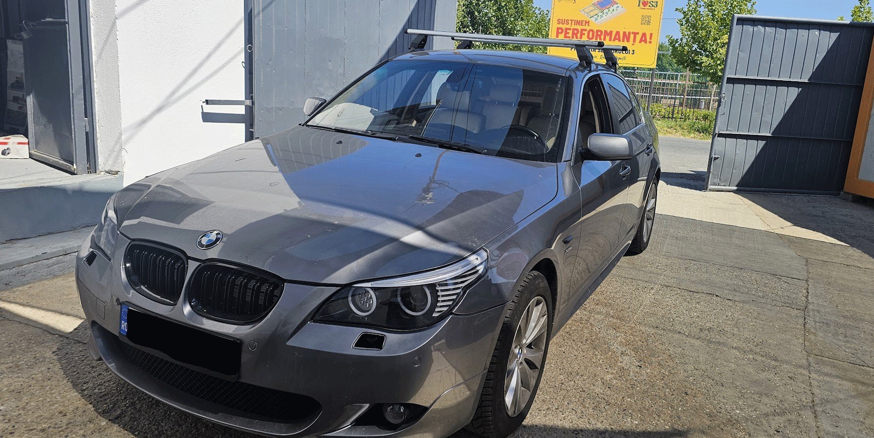 BMW 5 Series with Menabo Tema roof bars