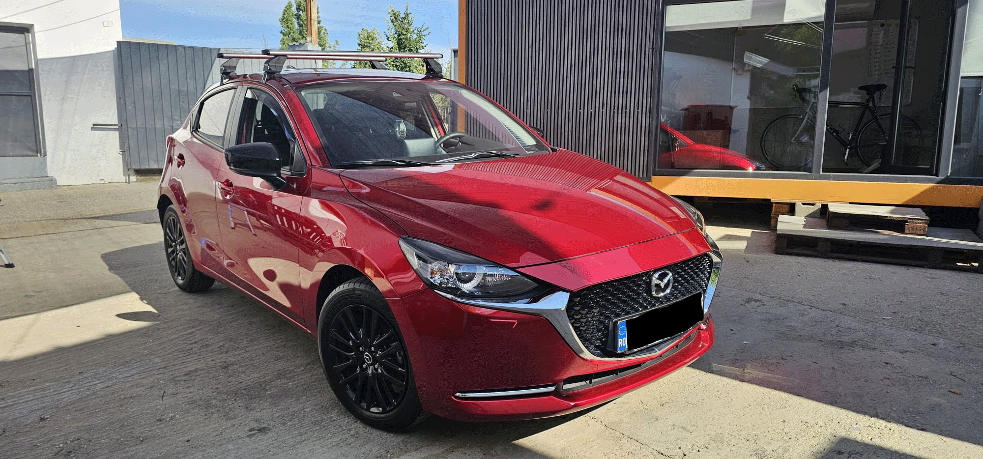 Mazda 2 with Menabo Omega Plus aluminium roof bars