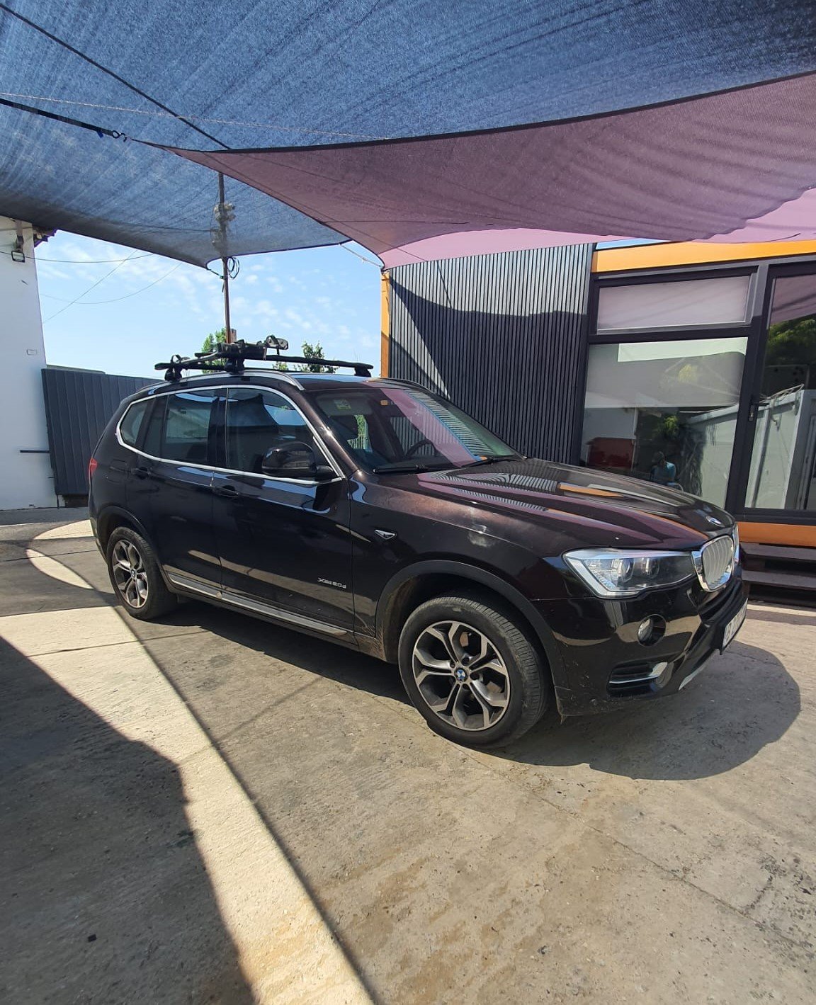 BMW X5 with Thule Evo Flush Black roof bars