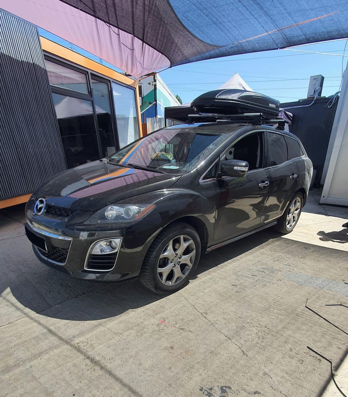 Mazda CX-7 with a Menabo Marathon Dark 400 roof box