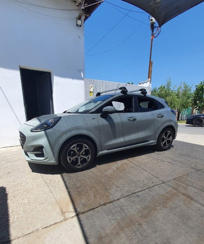 Ford Puma with Thule Edge Clamp Silver roof bars