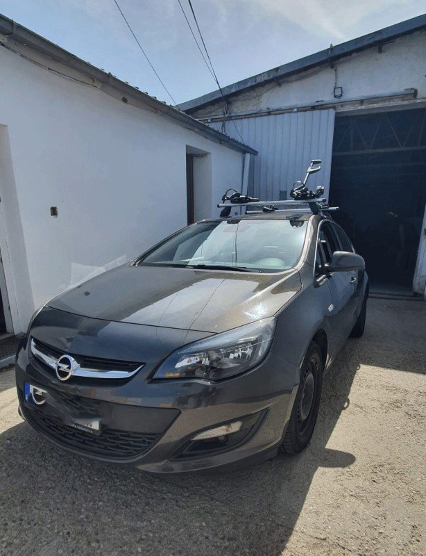 Opel Astra with Menabo Tema roof bars and Thule ProRide 598 bike racks
