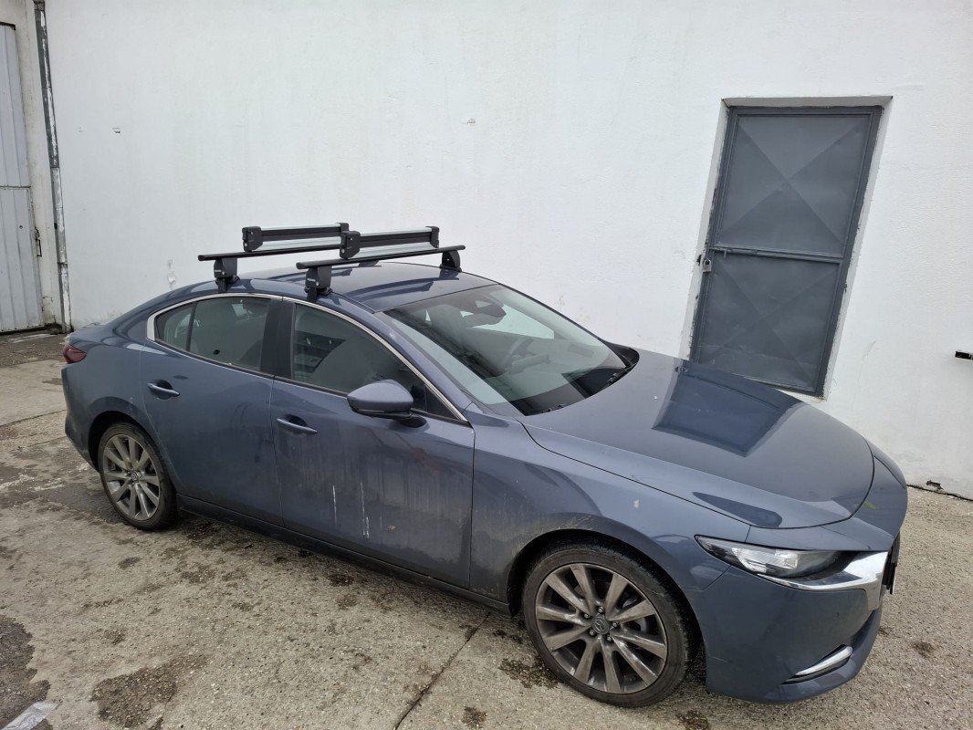 Mazda 6 with Menabo Delta Black roof bars and a Menabo Yelo 6 Silver ski & snowboard rack