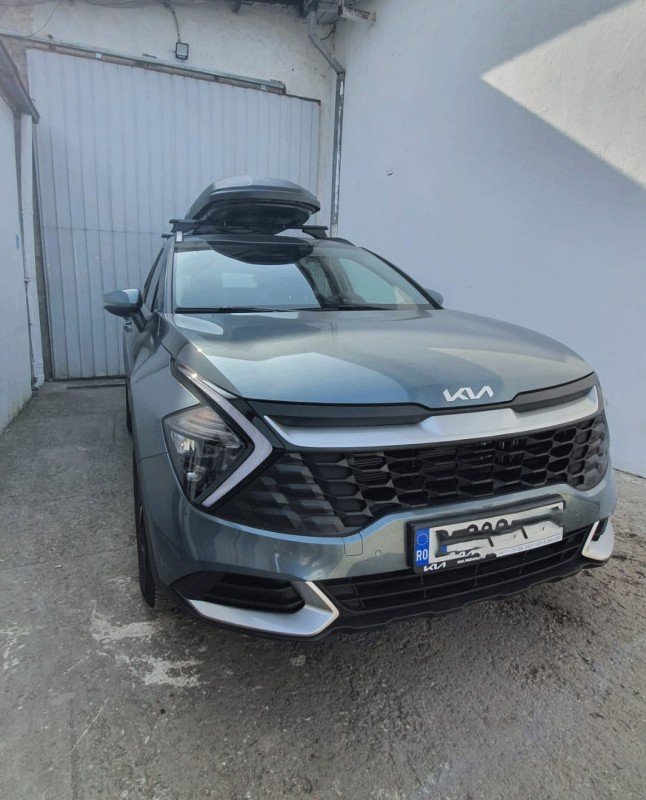 Kia Sportage with Menabo Tiger Black roof bars and a Menabo Marathon roof box