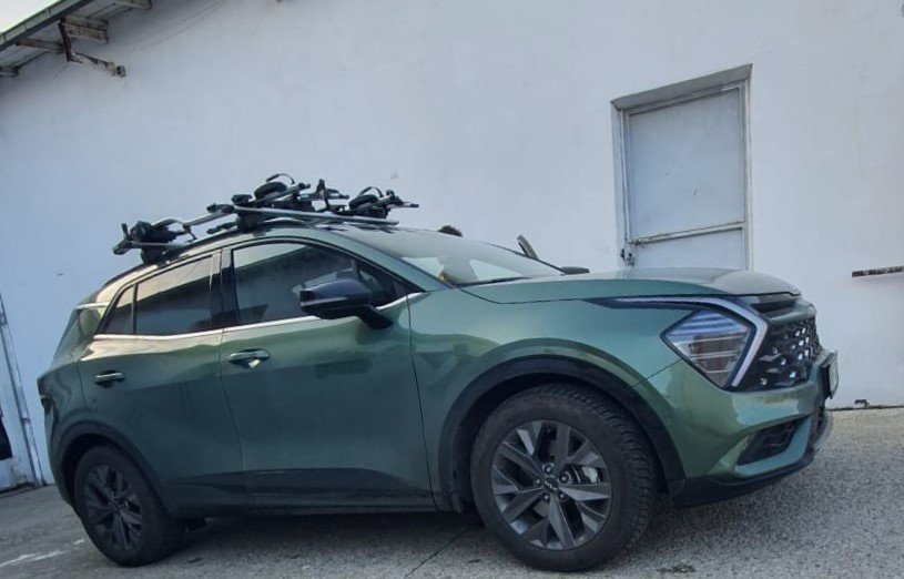 Kia Sportage with Menabo Lince Silver XL roof bars and Thule ProRide 598 bike racks
