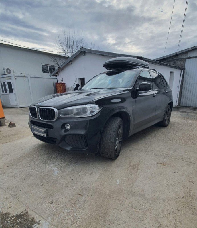 BMW X5 with Menabo Ariete Flush roof bars and a Menabo Marathon 460 roof box