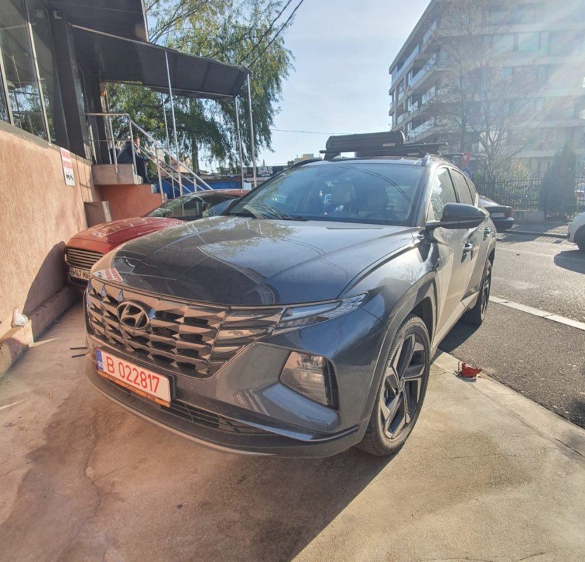 Hyundai Tucson with Menabo Leopard Black roof bars and a Menabo Silver Ice Black ski & snowboard rack