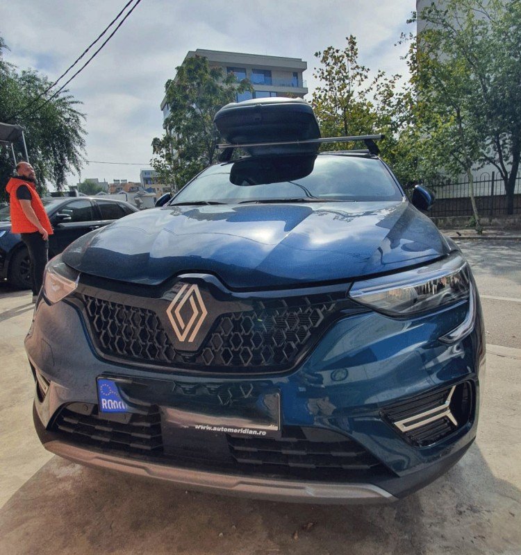 Renault Arkana with Menabo Tema roof bars and a Carbon Look roof box