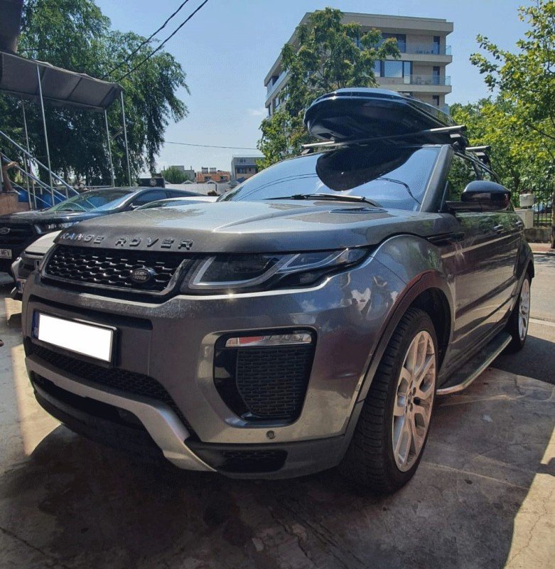 Range Rover with Menabo Tema roof bars and a Menabo Diamond roof box