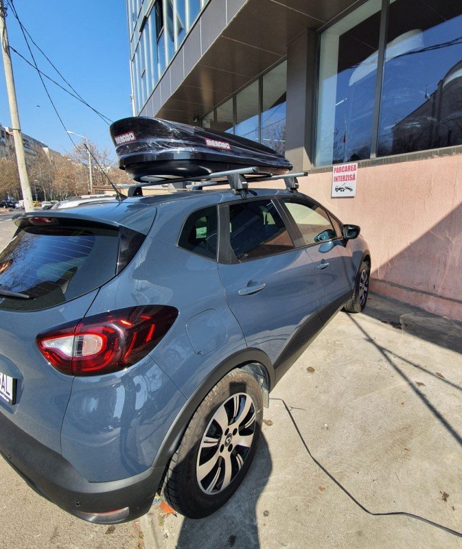 Renault Captur with Menabo Delta roof bars and a Menabo Mania roof box