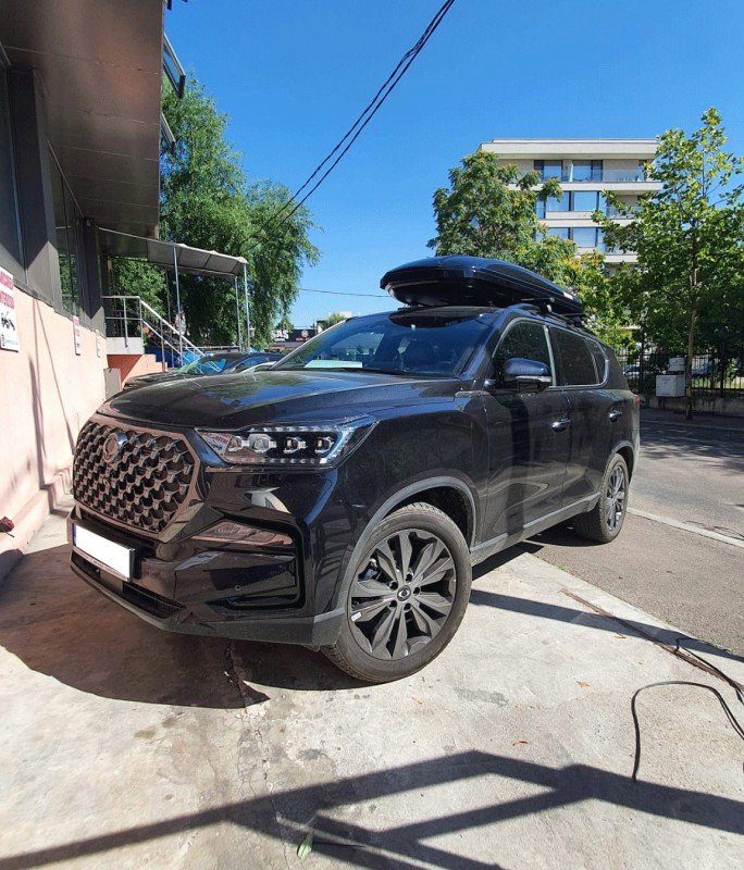 SsangYong Rexton with Menabo Jackson roof bars and a Menabo Mania roof box
