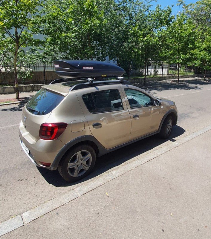 Dacia Sandero with Menabo Brio roof bars and a Menabo Marathon roof box