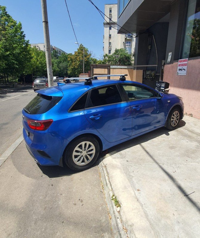 Kia Ceed with Thule Evo Flush roof bars and two Thule ProRide 598 bike racks