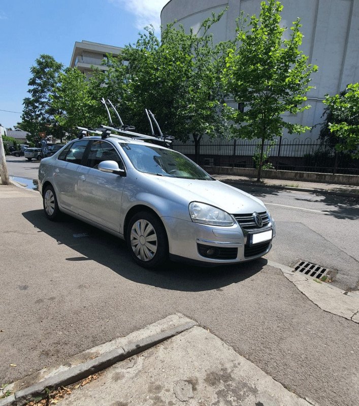 Volkswagen Passat with Menabo Tema roof bars and two Thule FreeRide 532 bike racks