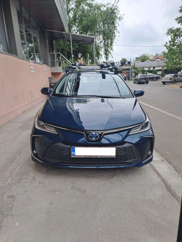 Toyota Corolla with Thule Edge Clamp roof bars and Thule ProRide 598 bike racks
