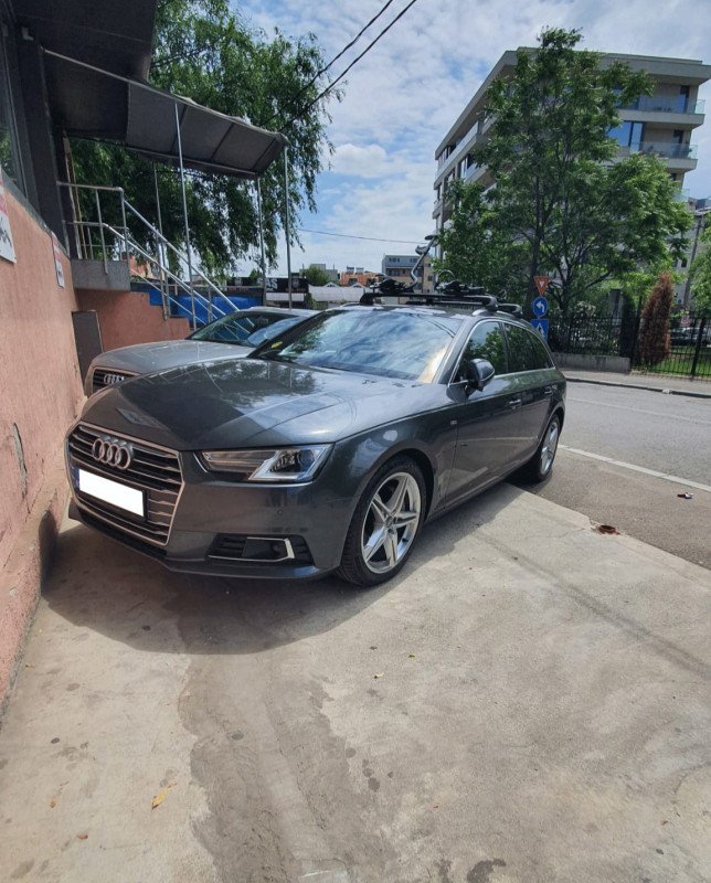 Audi A4 with Thule Evo Flush Edge roof bars and two Thule ProRide 598 bike racks