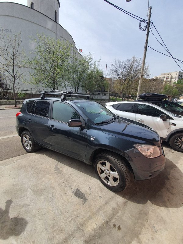 Toyota RAV4 with Menabo Tema roof bars and a Thule FreeRide 532 bike rack