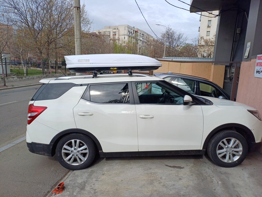 SsangYong XLV with Menabo Brio roof bars and a Menabo Mania roof box