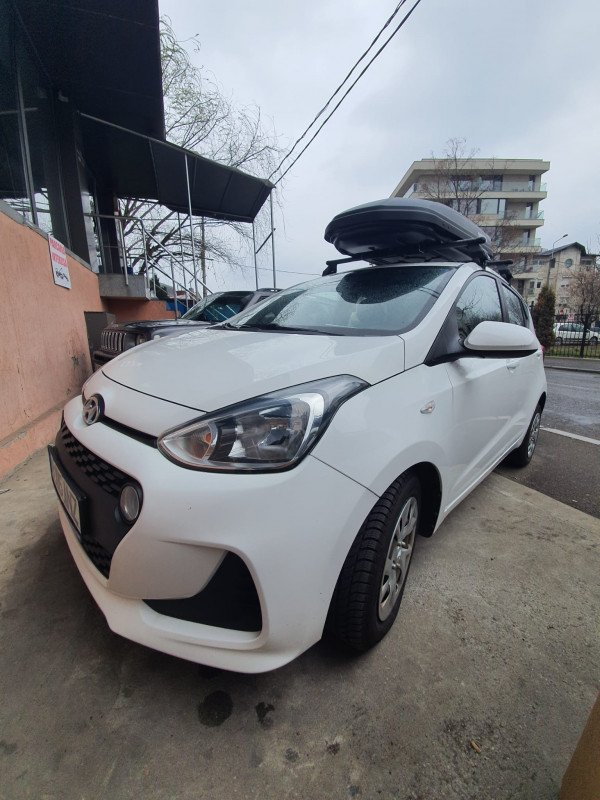 Hyundai i10 with Menabo Tema roof bars and a Menabo Marathon 400 roof box