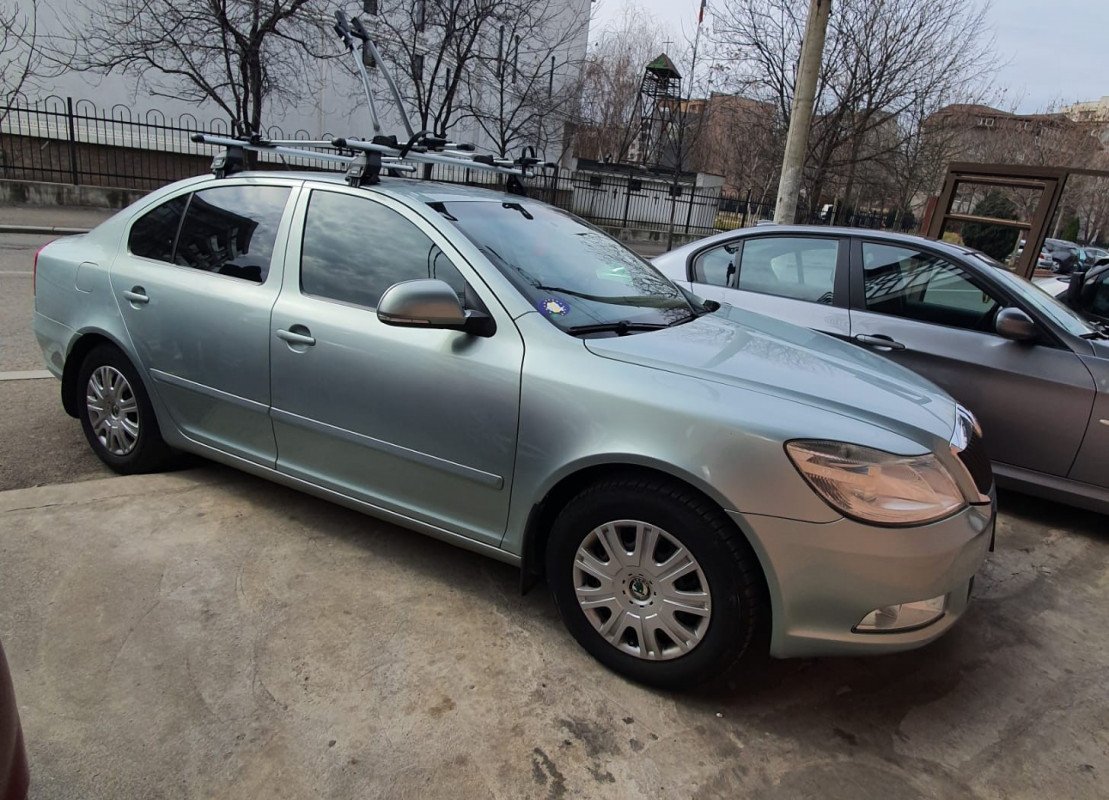 Skoda Octavia with Menabo Tema roof bars and Thule FreeRide 532 bike racks