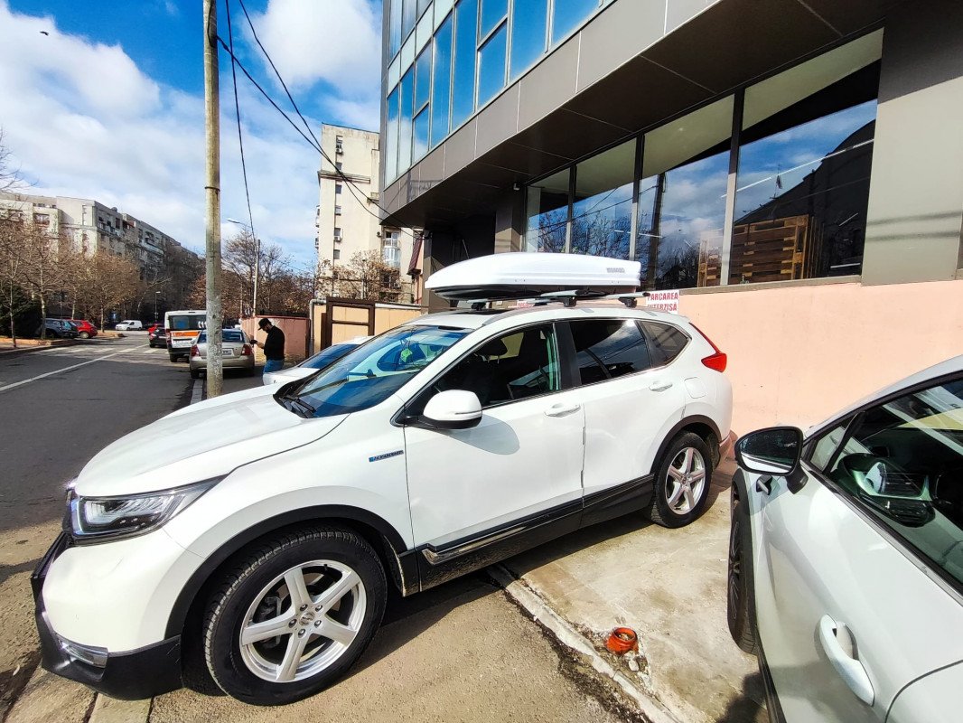 Honda CR-V with Menabo Lince roof bars and a Menabo Mania roof box