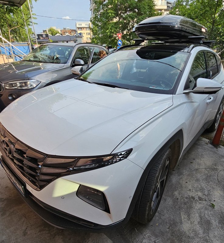 Hyundai Tucson with Menabo Leopard roof bars and a Menabo Mania roof box