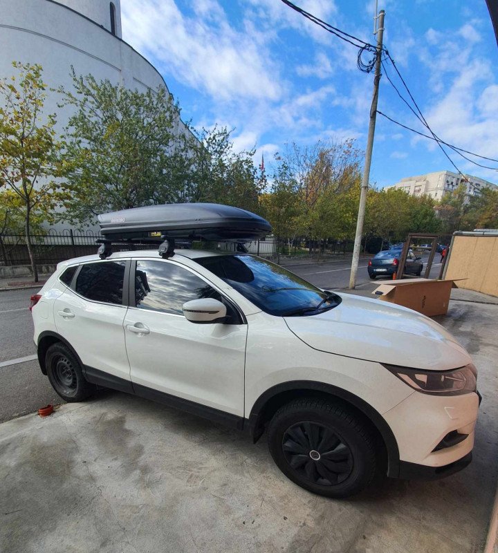 Nissan Qashqai with Menabo Tema roof bars and a Menabo Marathon roof box
