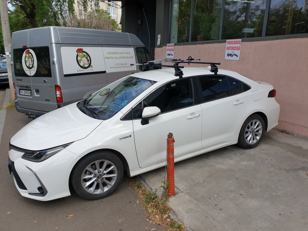Toyota Corolla with Menabo Omega roof bars and a Thule FreeRide 532 bike rack